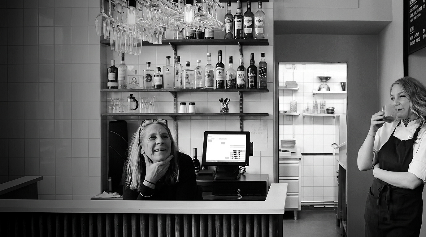 Mamma o. Jag bakom baren i restaurangen