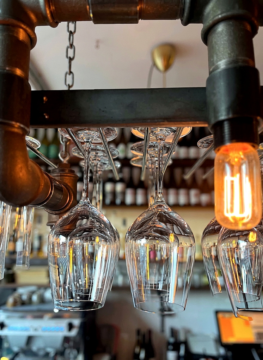 Restaurangens insida med dukade bord