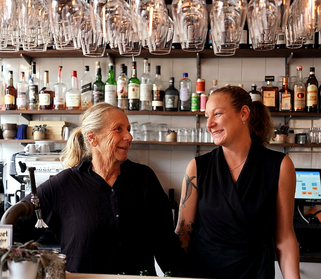 Mamma och Hanna i restaurangen